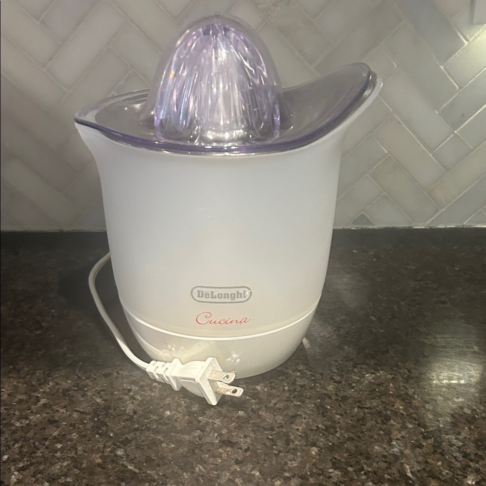 DeLonghi White and Gray Citrus Juicer